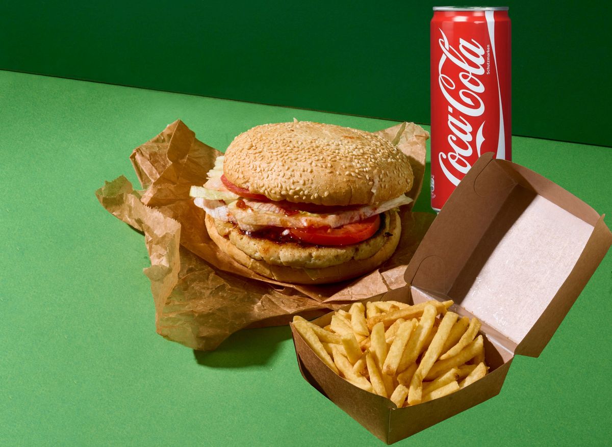 Chili Chicken Burger XL, French fries and a 0,33l drink