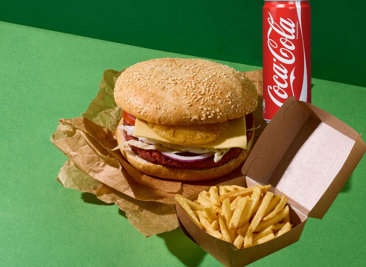 Hawaii Burger XL, French fries and a 0,33l drink