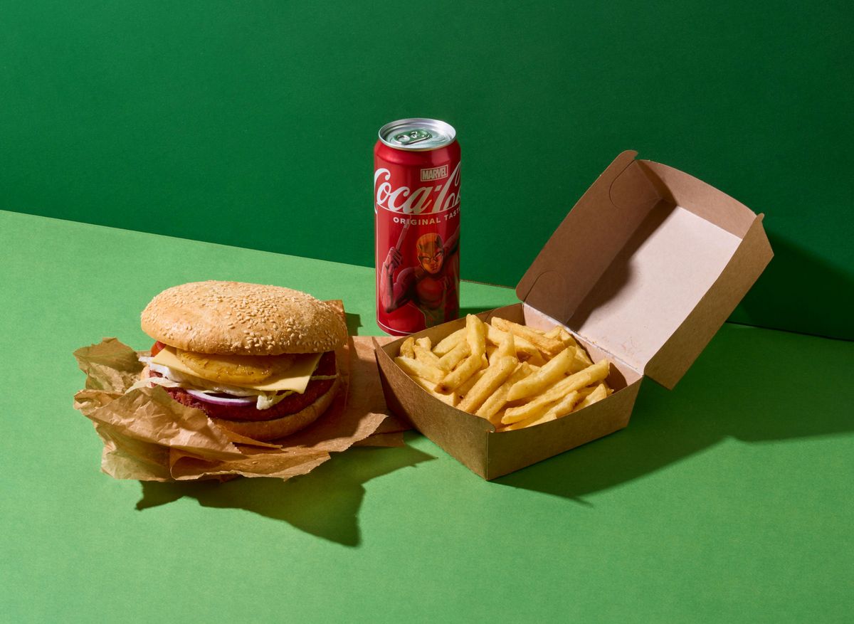 Vegan Hawaiian burger, French fries and a 0,33l drink